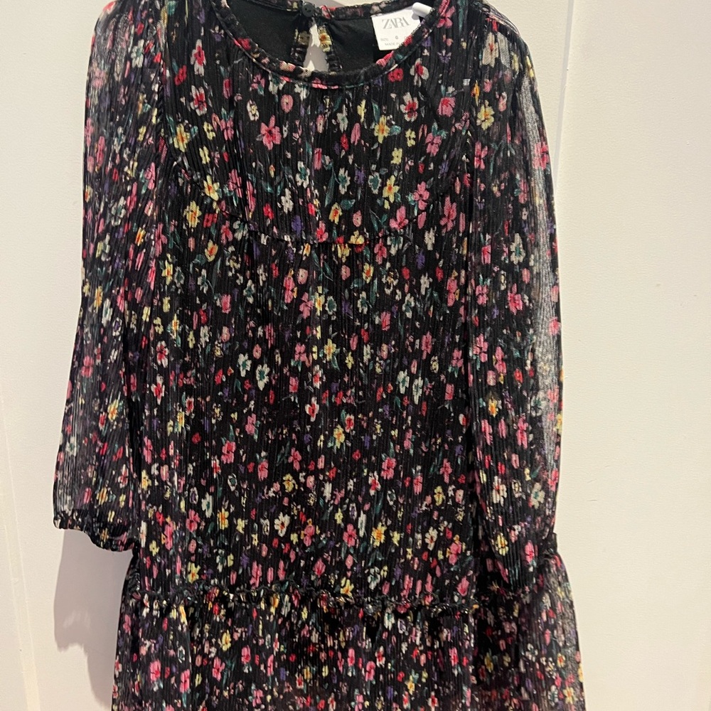 Excellent condition/Like new! Black lining underneath, but sleeves are sheer.